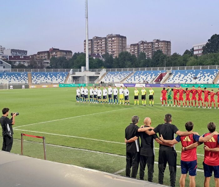 Jogadores da Espanha e Kosovo perfilados para a execução dos hinos. Foto: Endrit R. Haxhiu/via X — Reprodução.