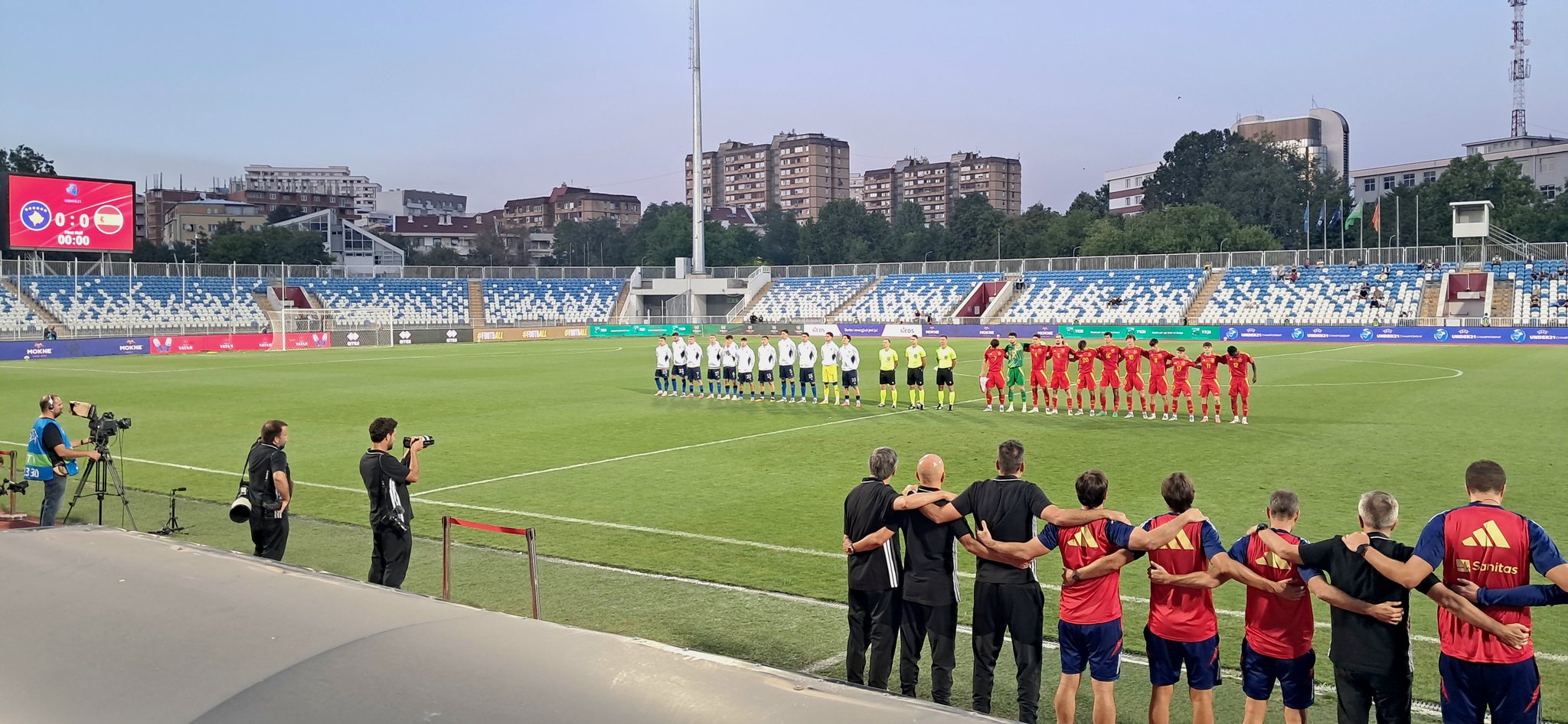 Jogadores da Espanha e Kosovo perfilados para a execução dos hinos. Foto: Endrit R. Haxhiu/via X — Reprodução.