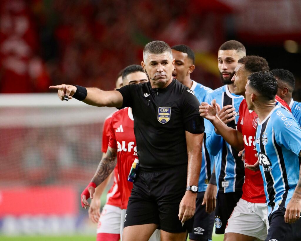 Marcelo de Lima Henrique anota o segundo dos três pênaltis para o Inter contra o Grêmio