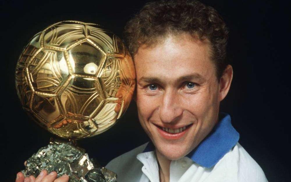 Jean-Pierre Papin posa para a foto com o prêmio. Foto: AFP/Sudouest — Reprodução.