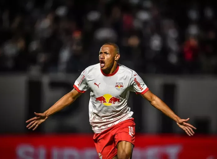 Jhon Jhon vibra o gol contra o Cruzeiro, no jogo do primeiro turno do Brasileirão 2025. Foto: Ari Ferreira/Red Bull Bragantino — Reprodução.