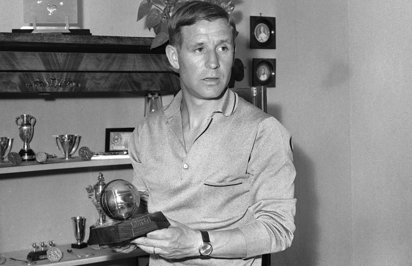 Raymond Kopa com a antiga versão do troféu. Foto: Razbor-FR.com — Reprodução.