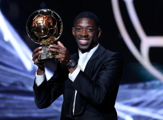 Dembélé recebe a Bola de Ouro. Foto: Franck Fife/AFP — Reprodução.
