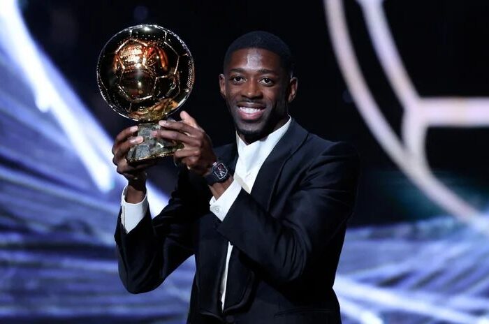 Dembélé recebe a Bola de Ouro. Foto: Franck Fife/AFP — Reprodução.