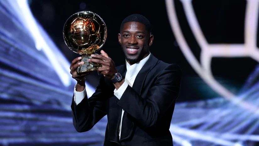 Dembélé recebe a Bola de Ouro. Foto: Franck Fife/AFP — Reprodução.