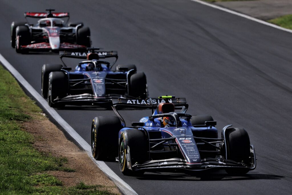Carlos Sainz acabou deixando Alexander Albon ultrapassa-lo no GP da Itália