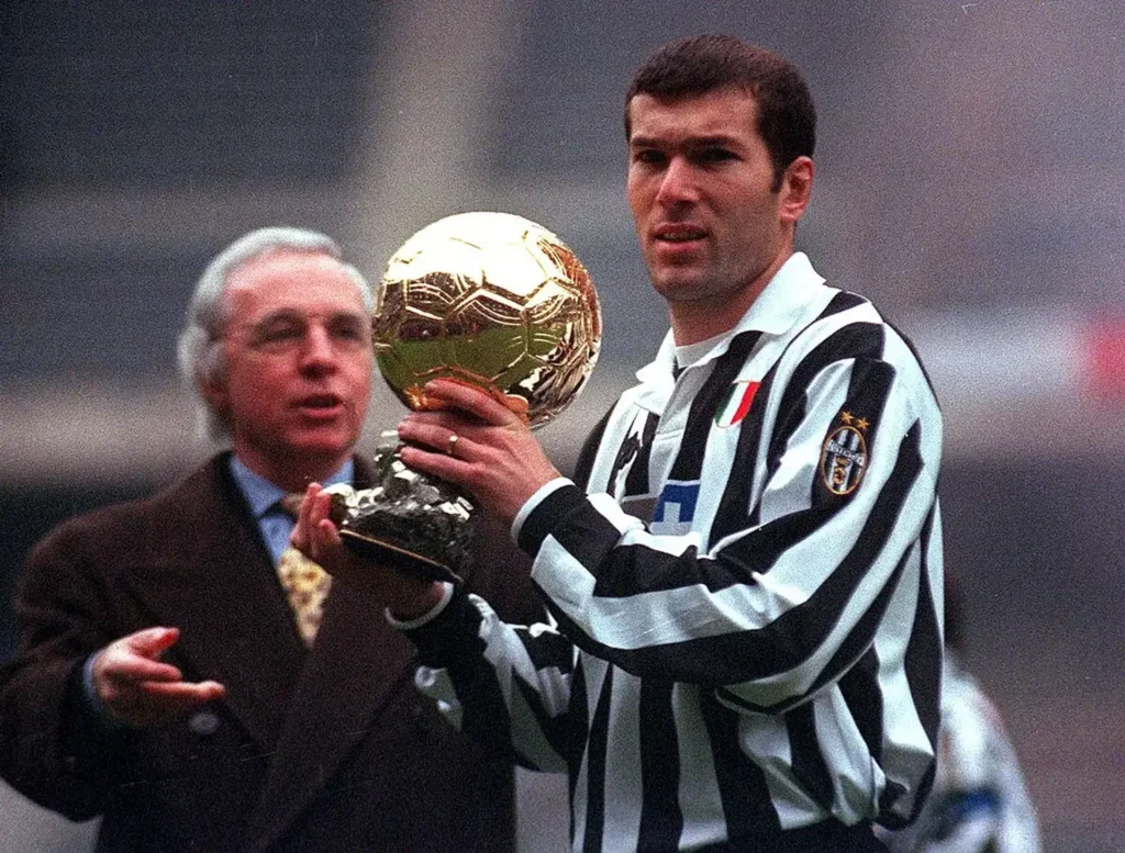 Zidane sendo reverenciado pela conquista da Bola de Ouro. Foto: Calciopedia/Site oficial — Reprodução.