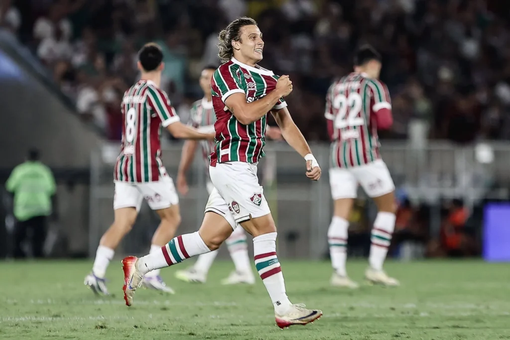 Canobbio comemora o primeiro gol do Fluminense na partida 