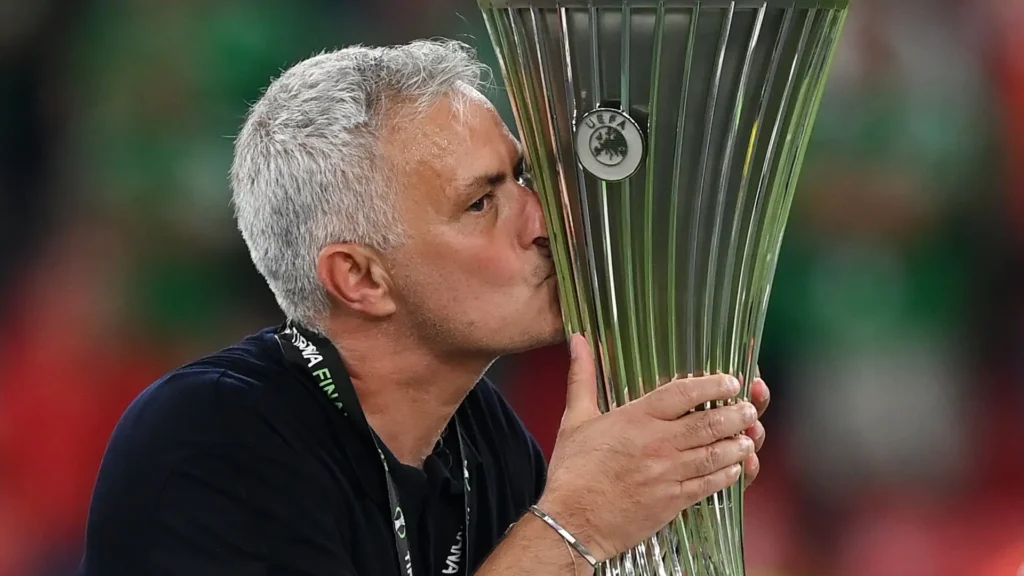 José Mourinho comemora o último título de sua carreira, a Conference League de 2022 pela Roma
