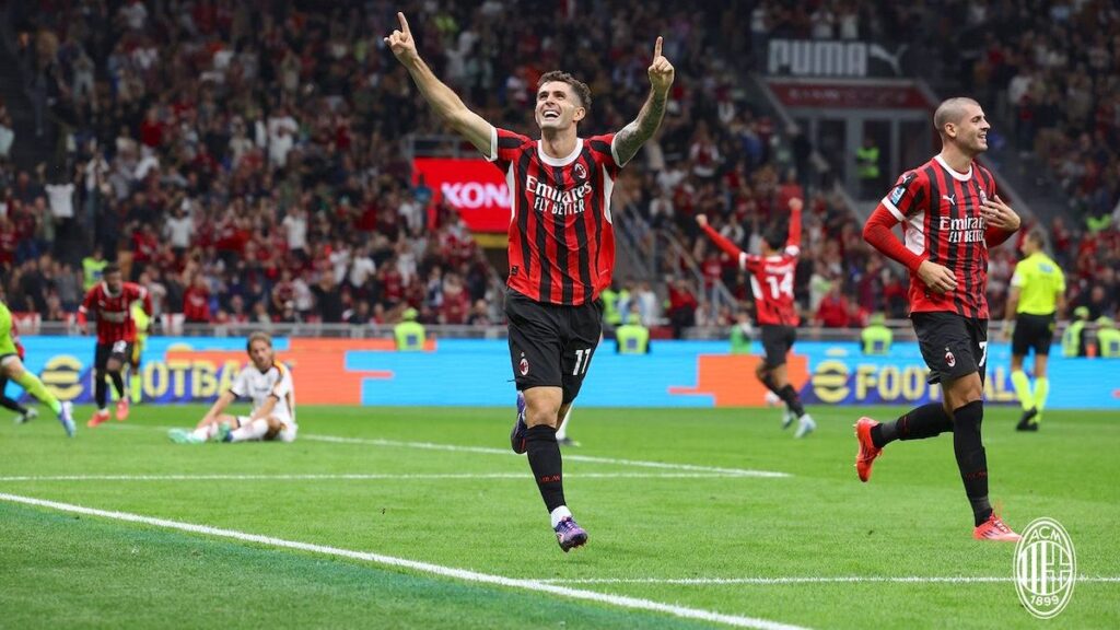 Pulisic comemora o segundo gol da vitória do Milan por 2 a 1 sobre o Napoli 