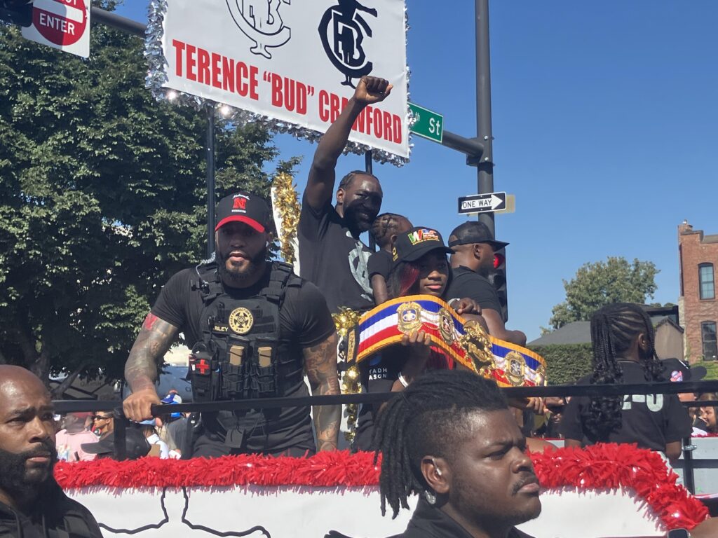 Terence Crawford comemorou seus títulos em carro aberto na cidade de Omaha