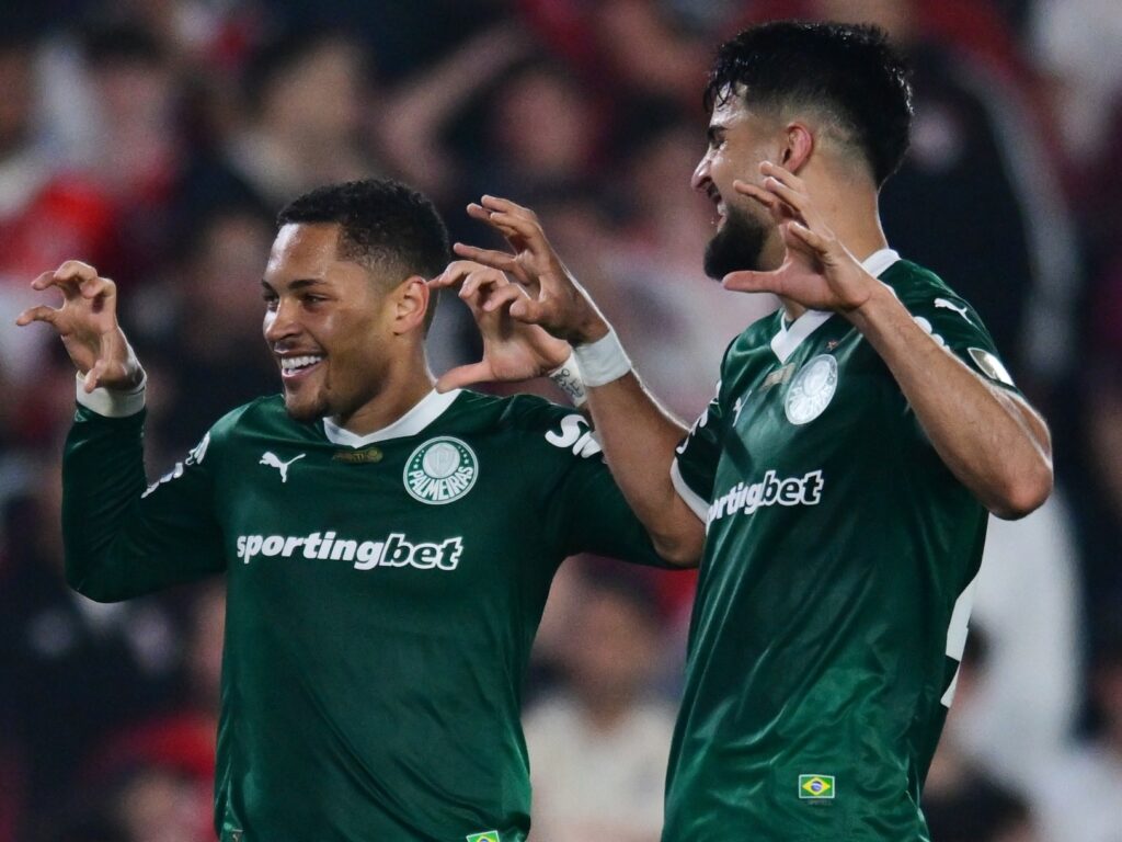 Vitor Roque e Flaco López comemoram o segundo gol do Palmeiras na vitória por 2 a 1 diante do River Plate