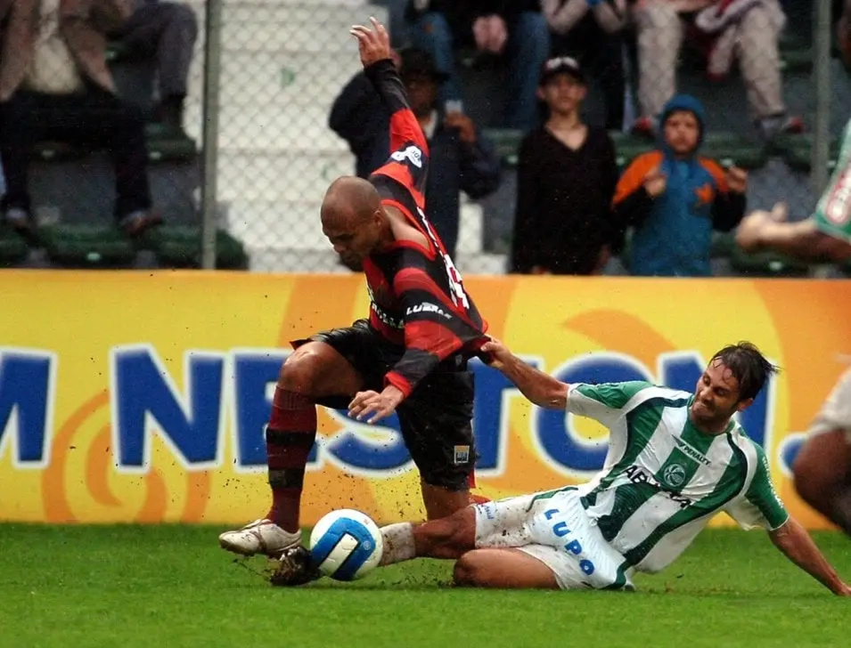 Em 2007, Flamengo e Juventude empataram em 2 a 2. Os gols do 'Ju' foram marcados por Vanzini e Tiago Cavalcanti, enquanto Léo Moura e Leonardo fizeram para o 'Fla'. Foto: Juan Barbosa/RBS/Gazeta Press — Reprodução.