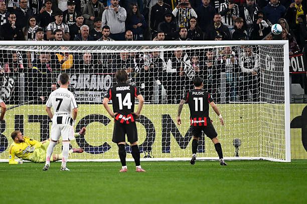 O atacante do Milan e artilheiro da temporada, até então, chutou por cima da meta de Di Gregorio. Foto: Stefano Guidi/Getty Images — Reprodução.