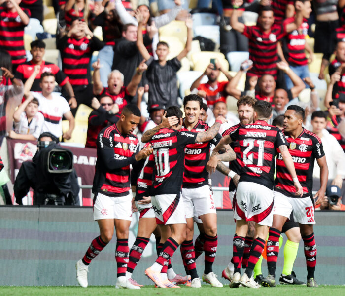Jogadores do Flamengo comemoram diante de sua torcida. Foto: Gilvan de Souza/Flamengo — Reprodução.