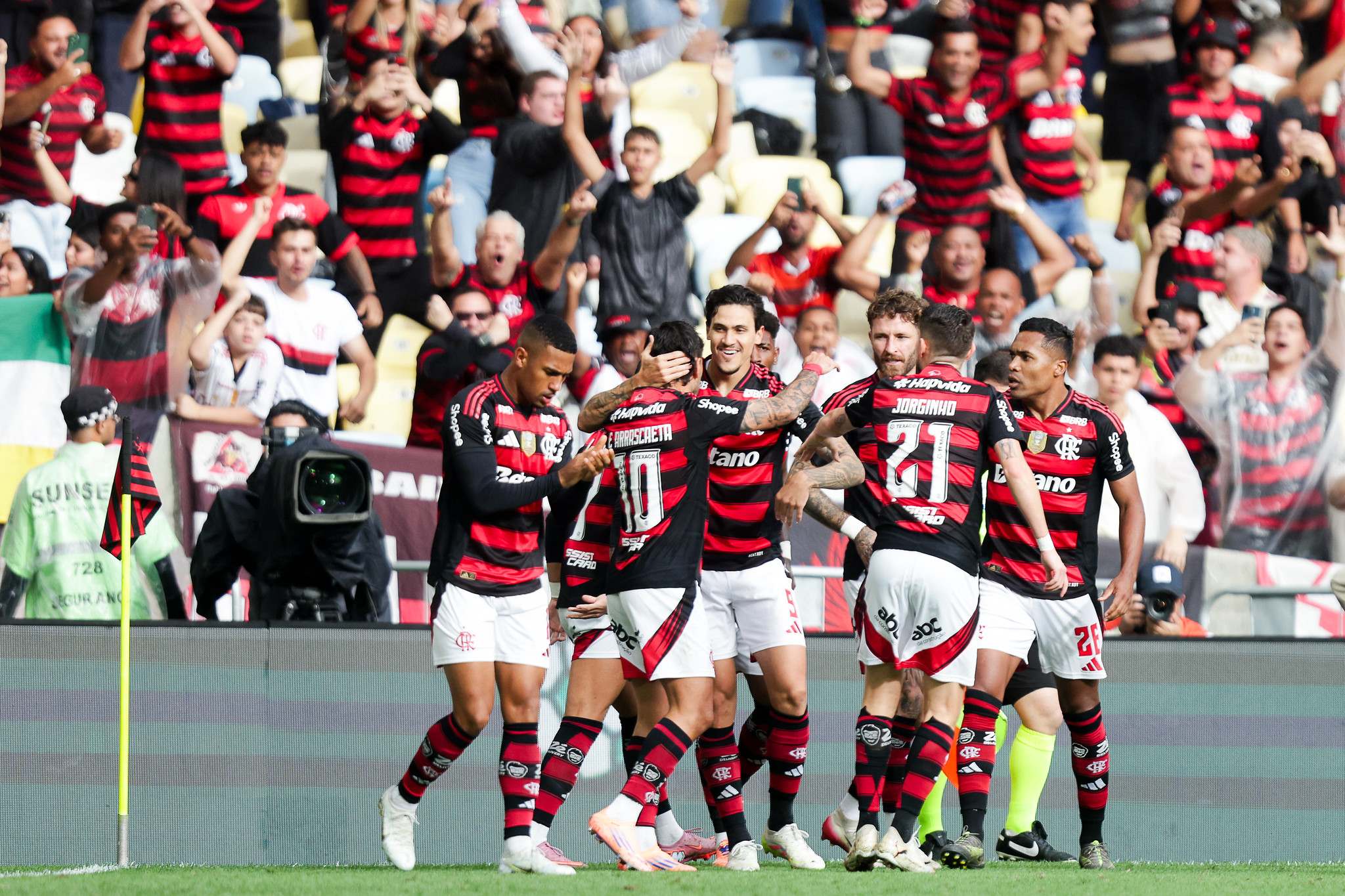 Jogadores do Flamengo comemoram diante de sua torcida. Foto: Gilvan de Souza/Flamengo — Reprodução.