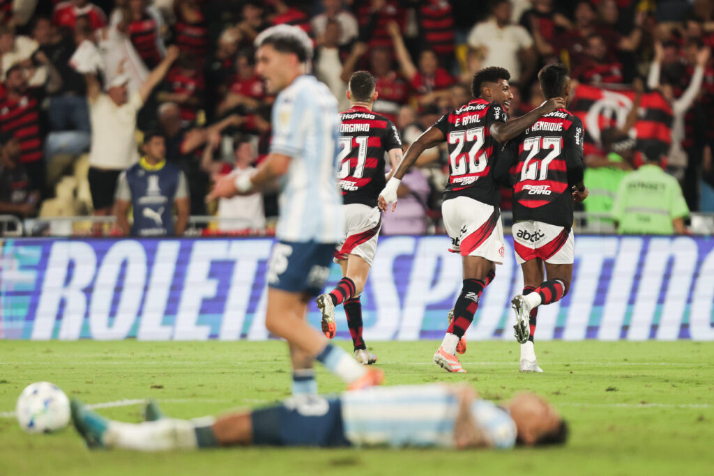 Jorginho, Emerson Royal e Bruno Henrique saem para comemorar o gol do Fla junto com Carrascal. Foto: Gilvan de Souza/Flamengo — Reprodução.