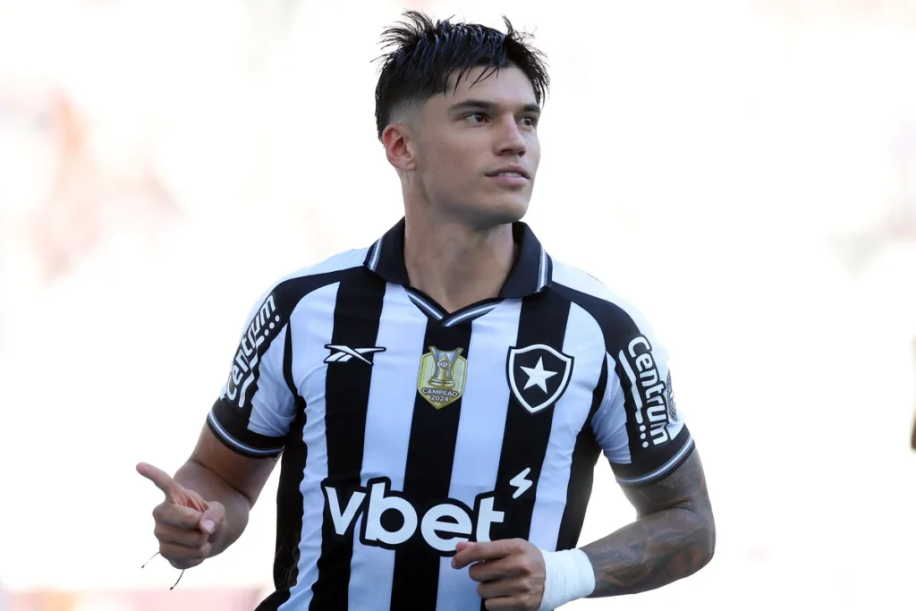 Joaquín Correa comemora um de seus dois gols no empate em 2 a 2 entre Botafogo e Santos 