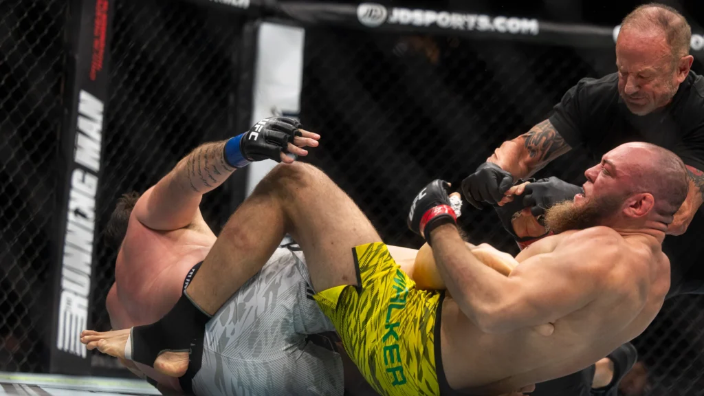 Valter Walker segue sequência de vitórias com chave de calcanhar no UFC 321
