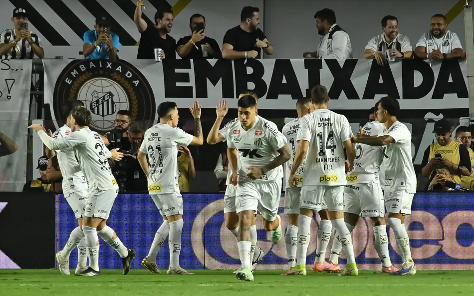 Jogadores do Santos celebram o gol marcado. Foto: Jota Erre/AGIF — Reprodução.