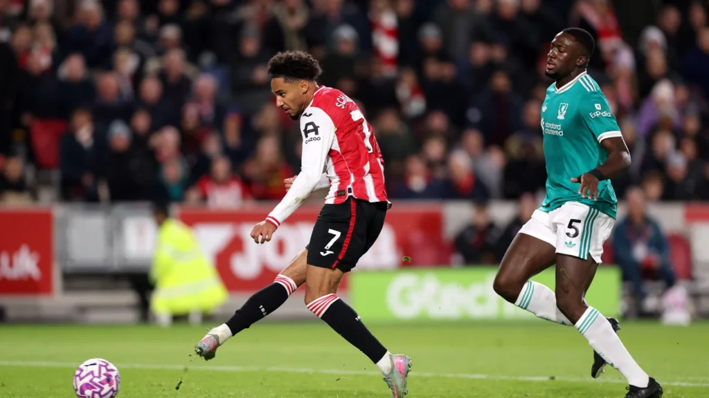 Ibrahima Konate não conseguiu parar Kevin Schade, e o camisa 7 fez o segundo gol do Brentford. Foto: Premier League/Official Website — Reprodução.