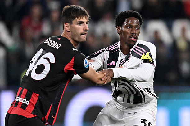 Gabbia, zagueiro do Milan, e Jonathan David, atacante da Juventus, disputam por espaço na grande área. Foto: Image Photo Agency/Getty Images — Reprodução.