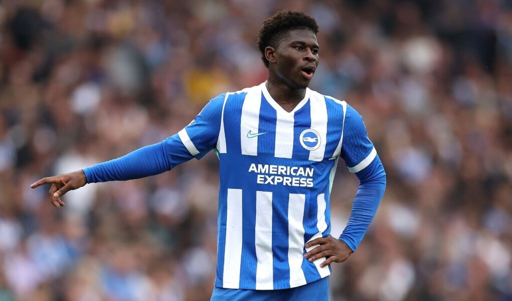 Carlos Baleba em ação no jogo entre Brighton e Tottenham. O duelo terminou em empate por 2 a 2. Foto: Alex Pantling/Getty Images — Reprodução.