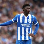Carlos Baleba em ação no jogo entre Brighton e Tottenham. O duelo terminou em empate por 2 a 2. Foto: Alex Pantling/Getty Images — Reprodução.