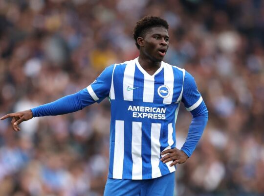 Carlos Baleba em ação no jogo entre Brighton e Tottenham. O duelo terminou em empate por 2 a 2. Foto: Alex Pantling/Getty Images — Reprodução.