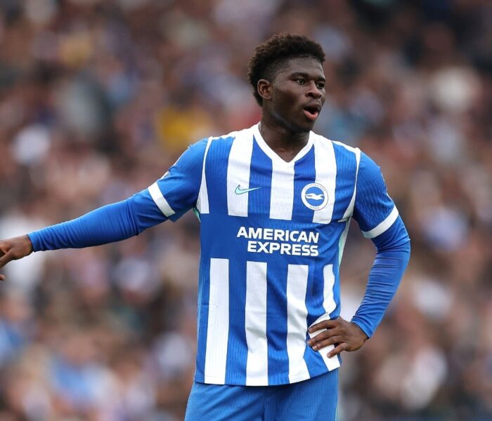 Carlos Baleba em ação no jogo entre Brighton e Tottenham. O duelo terminou em empate por 2 a 2. Foto: Alex Pantling/Getty Images — Reprodução.
