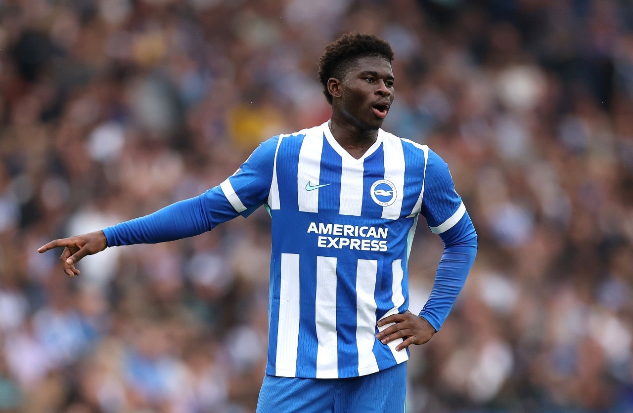 Carlos Baleba em ação no jogo entre Brighton e Tottenham. O duelo terminou em empate por 2 a 2. Foto: Alex Pantling/Getty Images — Reprodução.