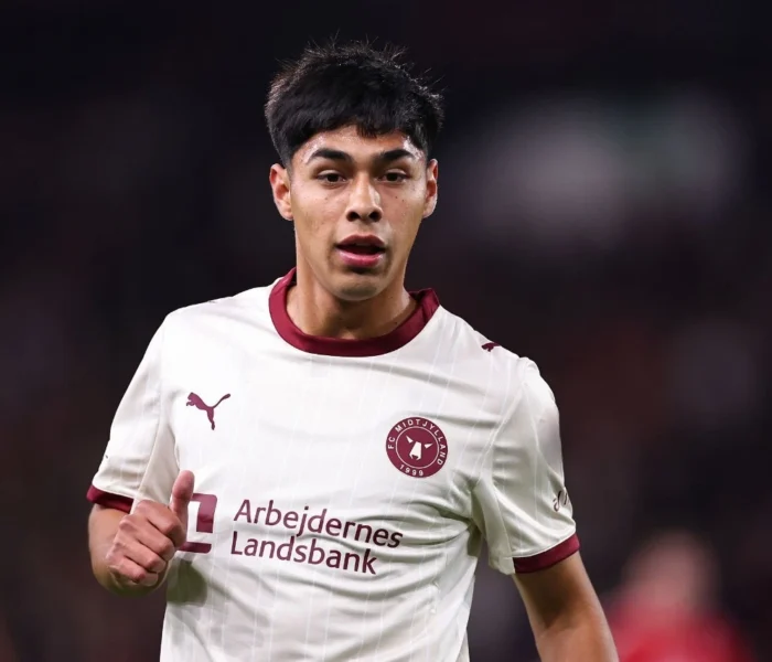Darío Osorio contribuiu para que o Midtjylland conseguisse a vitória sobre Nottingham Forest, pela 2ª rodada da Fase de Liga da Europa League. Foto: Robbie Jay Barratt - AMA/Getty Images — Reprodução.