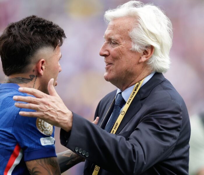 Enzo Fernández cumprimenta Mark Walter, um dos proprietários do Chelsea. Walter é empresário e um dos líderes do consórcio da BlueCo. Foto: Rich Graessle/Icon Sportswire/Getty Images — Reprodução.