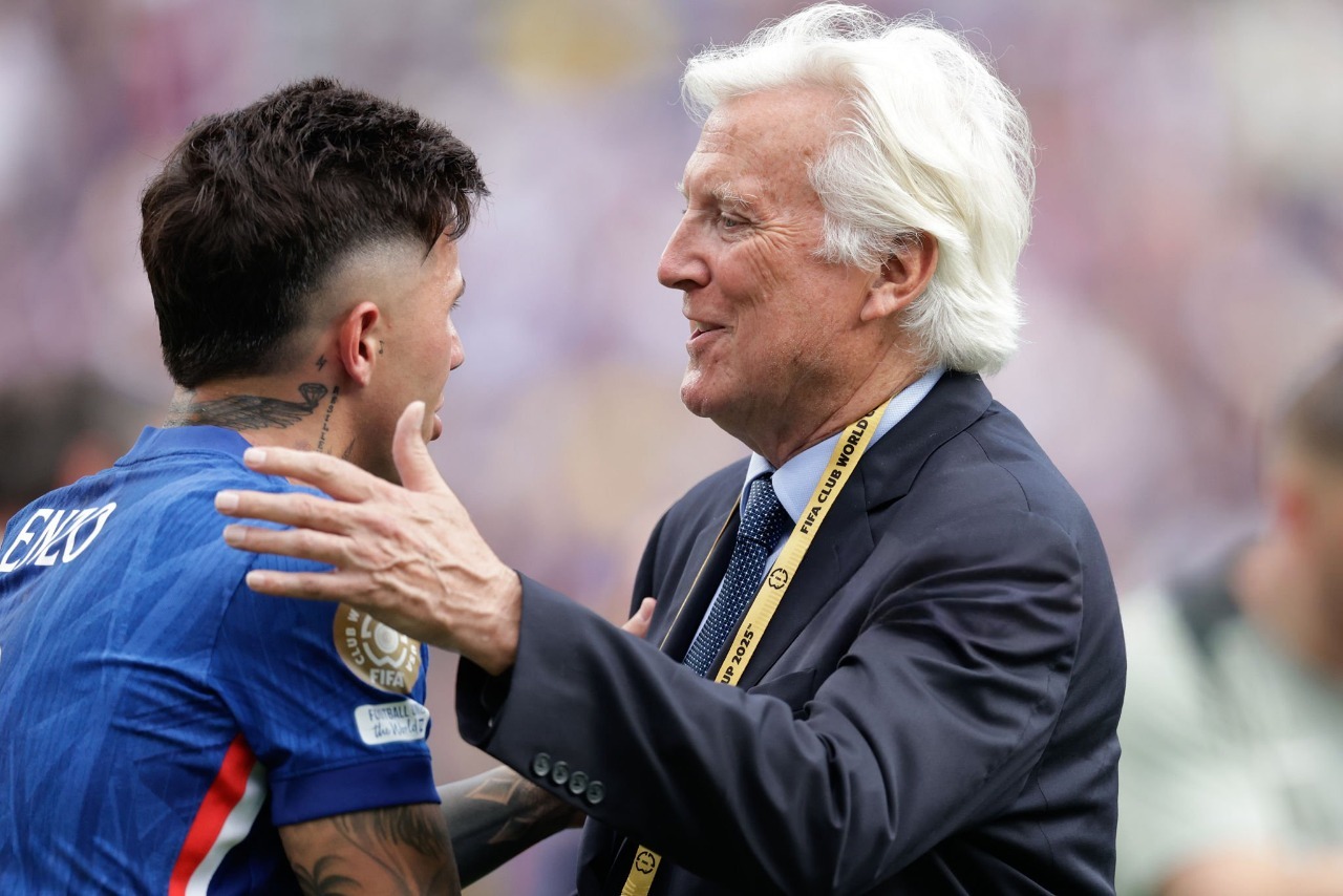 Enzo Fernández cumprimenta Mark Walter, um dos proprietários do Chelsea. Walter é empresário e um dos líderes do consórcio da BlueCo. Foto: Rich Graessle/Icon Sportswire/Getty Images — Reprodução.