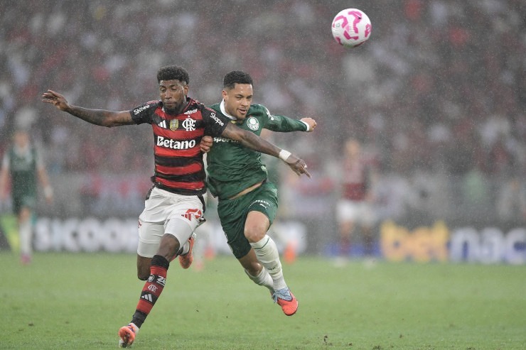 A chuva castigou os torcedores e jogadores presentes no Maracanã. Foto: Thiago Ribeiro/AGIF — Reprodução.