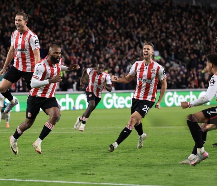 Jordan Henderson, Igor Thiago, Michael Kayode. Kristoffer Ajer e Kevin Schade comemoram o terceiro gol do Brentford, marcado de pênalti. Foto: Marc Atkins/Getty Images — Reprodução.