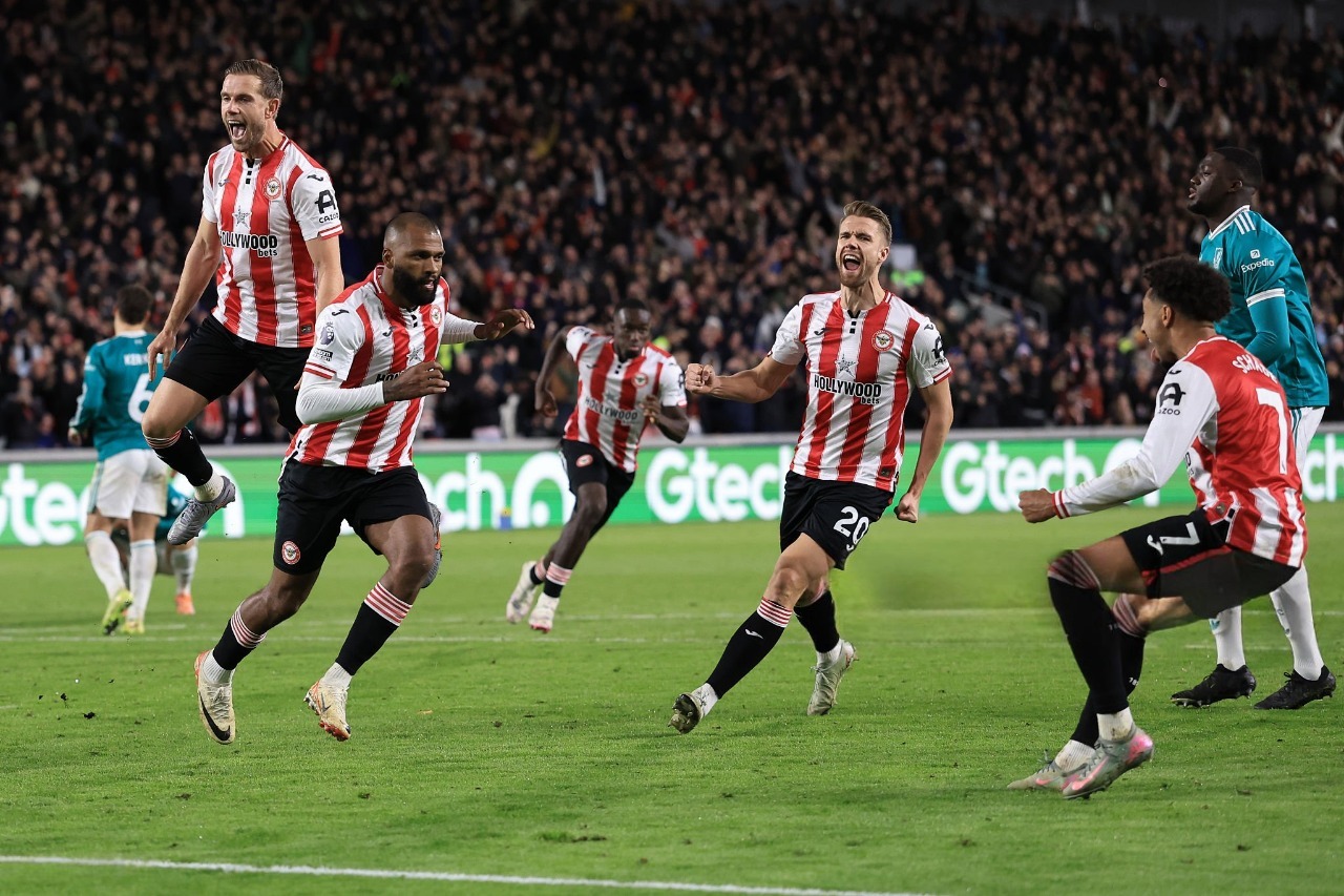 Jordan Henderson, Igor Thiago, Michael Kayode. Kristoffer Ajer e Kevin Schade comemoram o terceiro gol do Brentford, marcado de pênalti. Foto: Marc Atkins/Getty Images — Reprodução.