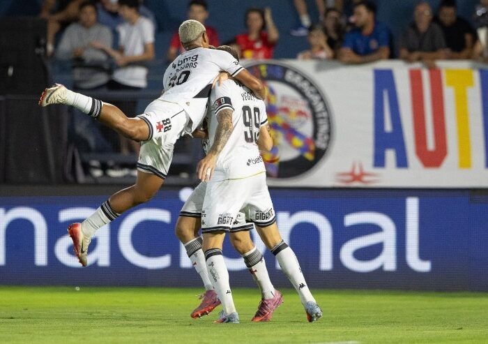 Vegetti e Cauan Barros comemoram o gol do Vasco, que abriu o placar no Estádio Cícero de Souza Marques. Foto: Joisel Amaral/AGIF — Reprodução.
