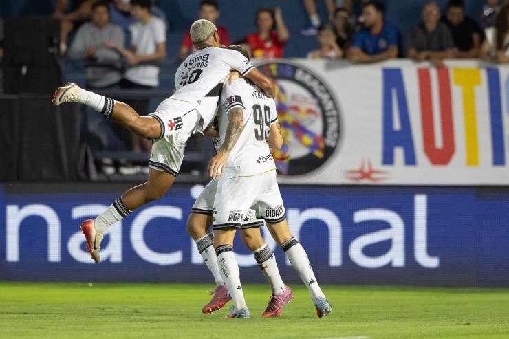 Vegetti e Cauan Barros comemoram o gol do Vasco, que abriu o placar no Estádio Cícero de Souza Marques. Foto: Joisel Amaral/AGIF — Reprodução.