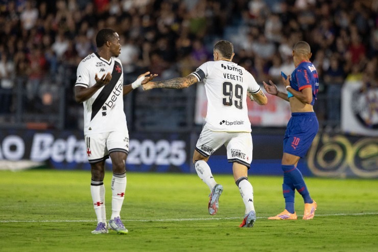 Vegetti sai para comemorar o gol marcado, enquanto Jhon Jhon (do Bragantino) e Andrés Gómez (Vasco) tentam entender a marcação da arbitragem. Foto: Joisel Amaral/AGIF — Reprodução.