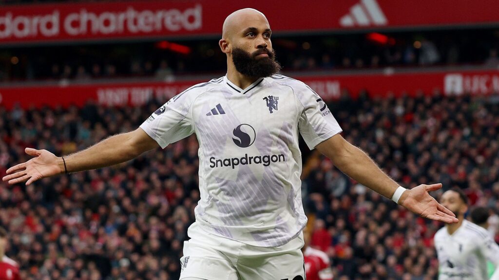 Mbuemo marcou o primeiro gol do Manchester United no clássico contra o Liverpool