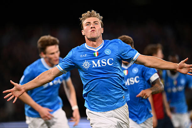 Hojlund foi o autor do gol da vitória dos Partenopei contra o Genoa. Com isso, o Napoli assume a liderança do Campeonato Italiano. Foto: Image Photo Agency/Getty Images — Reprodução.