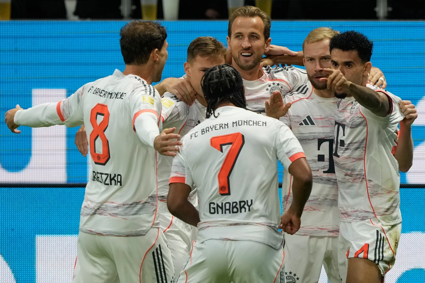 Bayern vence Frankfurt.