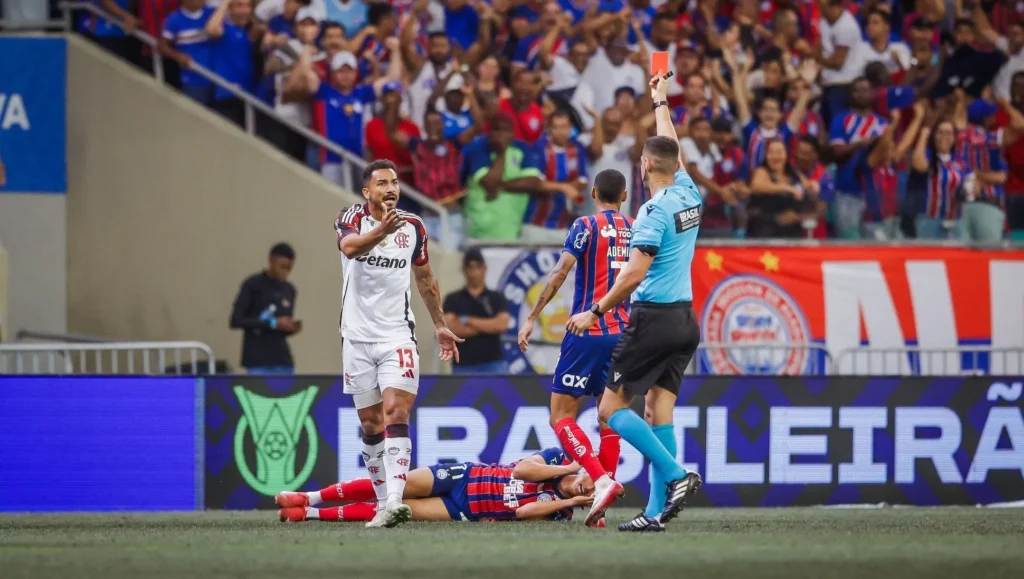 Danilo é expulso aos 12 minutos e facilita a vida do Bahia diante do Flamengo