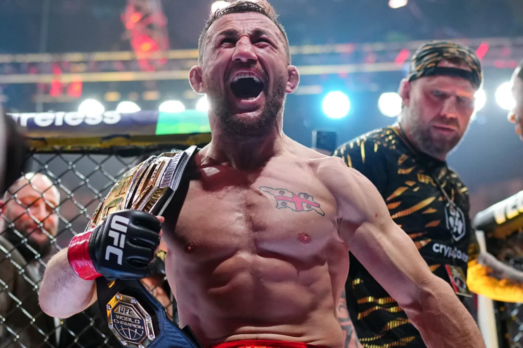 Merab Dvalishvili mantém o cinturão após batalha de 5 rounds contra Cory Sandhagen