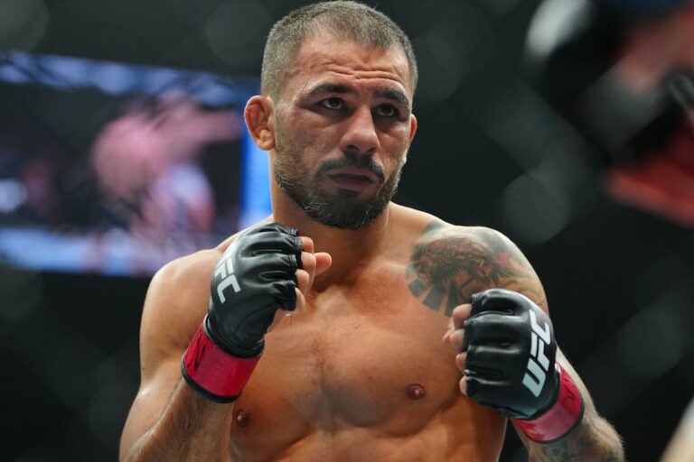Alexandre Pantoja busca recuperar o cinturão contra Joshua Van em revanche marcada por polêmica