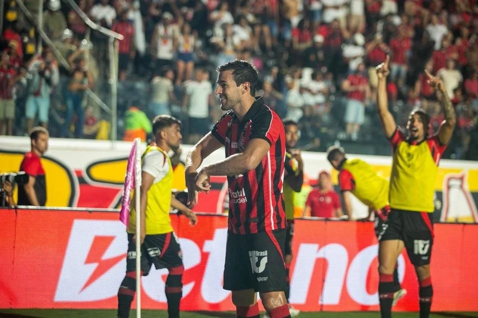 Cáceres comemora o gol diante do Bahia. O paraguaio foi quem deu os três pontos para o Vitória. Foto: Junior Damasceno/MyPhoto Press/Gazeta Press — Reprodução.