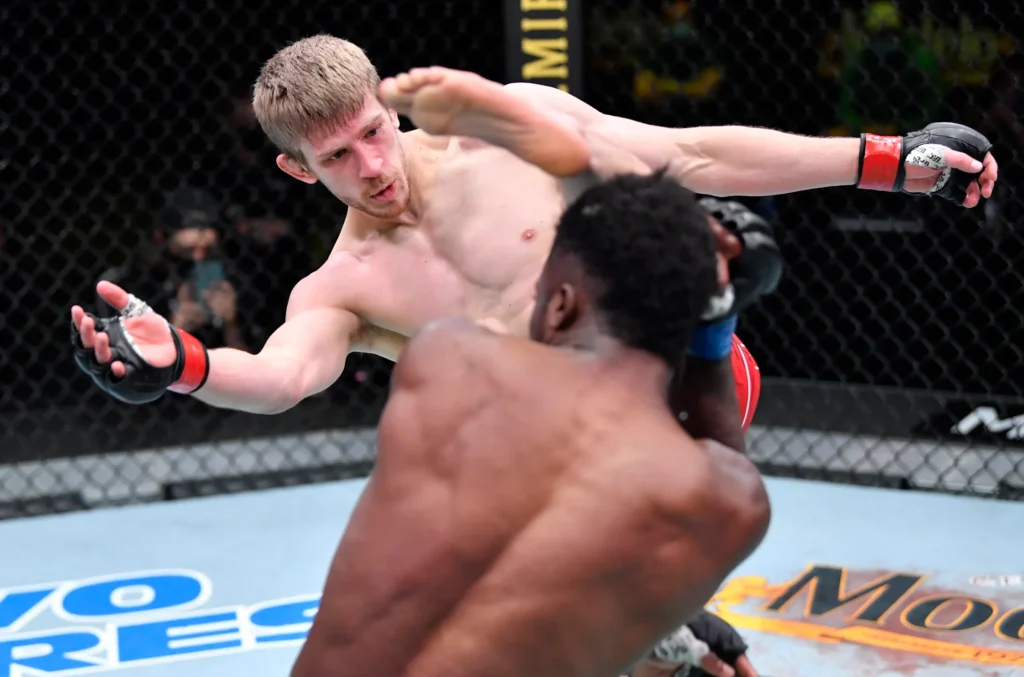 Excelente na trocação e com grande QI de luta, Arnold Allen é uma pedreira para Jean Silva