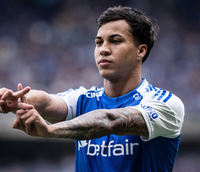 Kaio Jorge comemora o gol do Cruzeiro. O 'KJ' voltou a balançar as redes no Brasileirão. Com dois marcados nesta tarde, ele volta a ser o líder na artilharia da competição, com 17 gols marcados. Foto: Gustavo Aleixo/Cruzeiro — Reprodução.