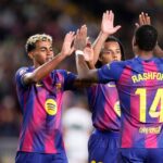 Rashford, Yamal e Koundé celebram o terceiro gol do Barcelona clube. Foto: Jose Breton/Pics Action/NurPhoto/Getty Images — Reprodução.